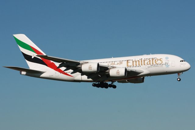 Airbus A380-800 (A6-EDE) - Landing 23L