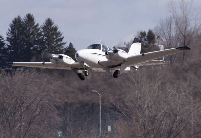 Beechcraft Baron (58) (N525T) - Take off RW26.