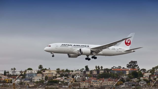 Boeing 787-8 (JA827J) - Dreamliner about to land at KSAN.  This was the inaugural inbound flight to KSAN from Tokyo for JAL.