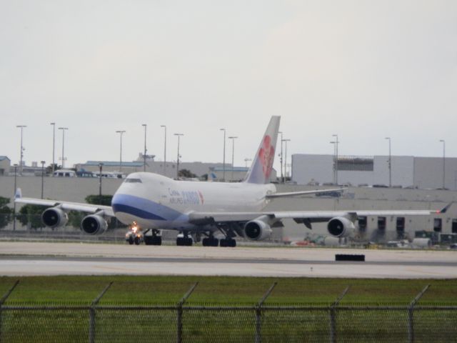 Boeing 747-400 (B-18707)