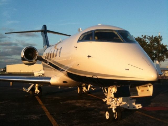 Bombardier Challenger 300 (N384RV)