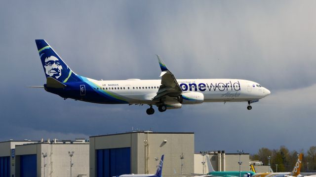 Boeing 737-900 (N486AS) - ASA313 from PHX on final to PAE Rwy 16R on 4.5.22. (B737-990(ER)(WL) / ln 5578 / cn 44107).