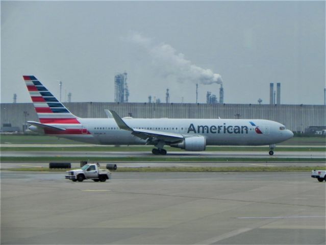 BOEING 767-300 (N395AN) - N395AN Boeing 767-323(ER) arriving as AA97 from BUD