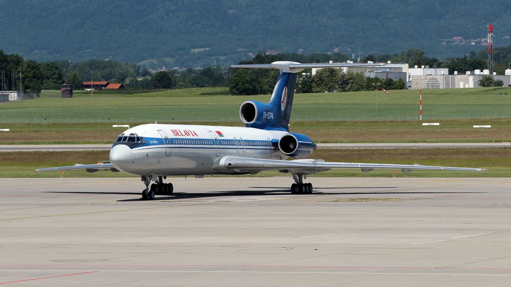 Tupolev Tu-154 (EW-85748)