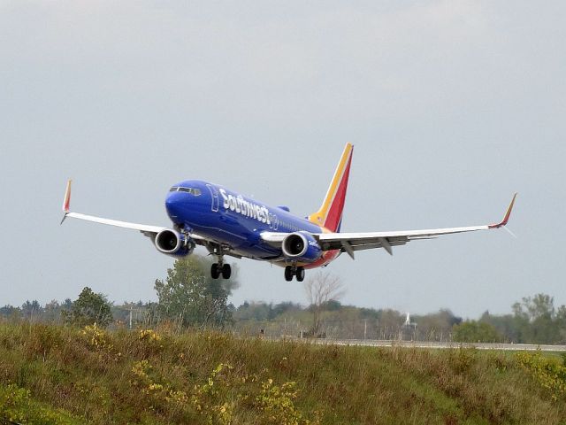 Boeing 737-800 (N8672F)