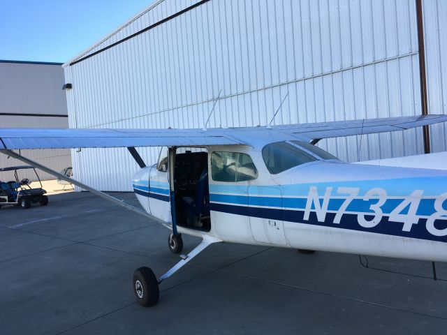 Cessna Skyhawk (N73489) - Parked at KLHZ