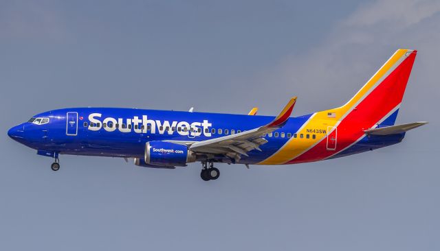 Boeing 737-700 (N643SW) - Southwest in classy attire on short finals for runway 24R at LAX