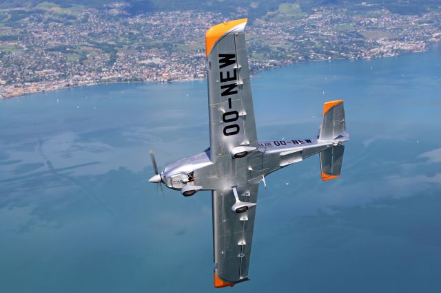 Aircraft Factory Sling 2 (OO-NEW) - steep turn over Lake Geneva