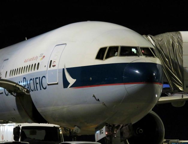 Boeing 777-200 (B-HNL) - I take a picture on Dec 23, 2016.br /Is the CTS line from CX580/23 HKG for a heavy snow for this fuselage, changed the arrival place to NRT and got off at 16:25. This picture was taken around 20:30, but a fuselage is a flight of assignment to HKG and is the landscape before the departure at 22:35.