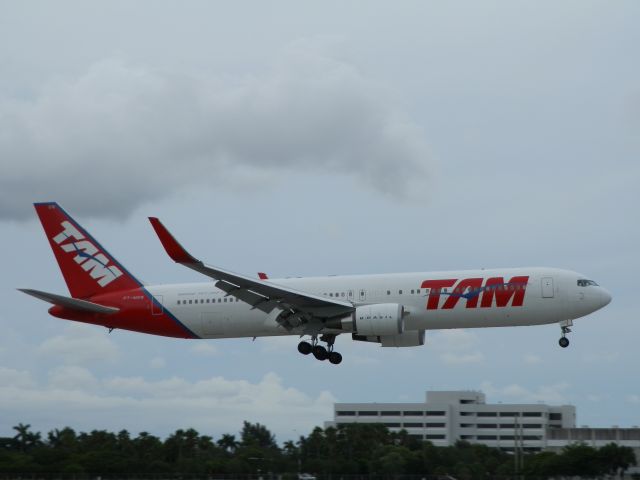 BOEING 767-300 (PT-MSW)