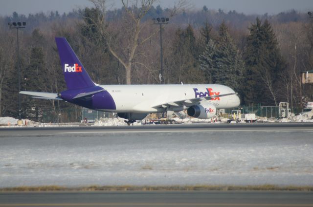 Boeing 757-200 (N958FD) - Parked at the FedEx National LTL building at KALB.