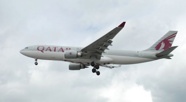 Airbus A330 (A7-ACL) - Heathrow Arrivals 27R