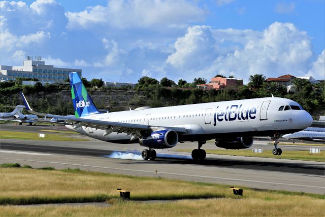 Airbus A321 (N985JT)