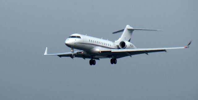 Bombardier Global 5000 (N122QS) - On short final is this 2022 Bombardier Global Express 5500 in the Autumn of 2023.