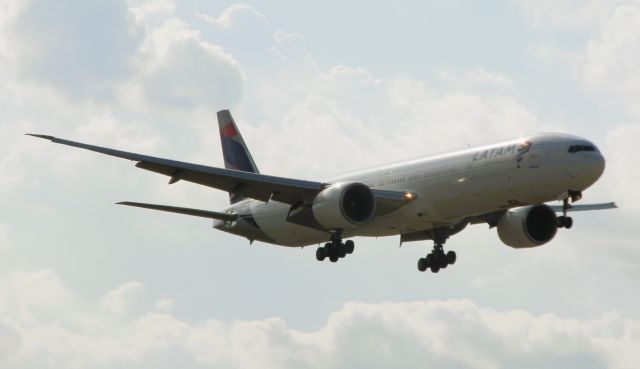 BOEING 777-300ER (PT-MUJ) - A Formidable Latam B777-300ER Reg#PT-MUJ"Arriving from the Brazilian city of Sao Paulo,Guarulhos(GRU/SBGR)