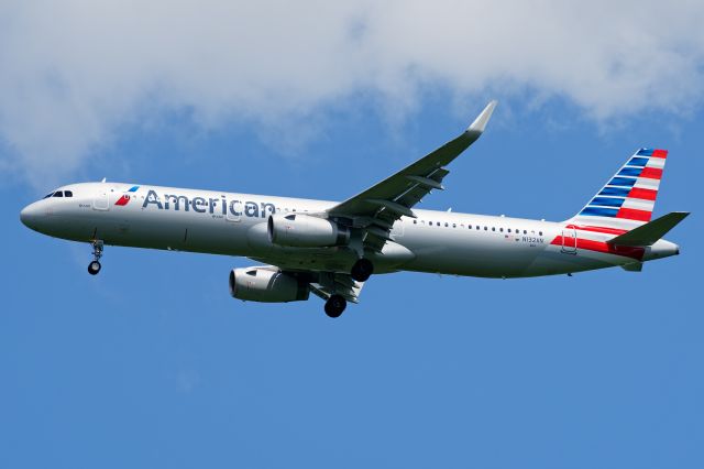 Airbus A321 (N132AN) - Soon AAL will be flying these LAX to Hawaii as they retire their older 752s.