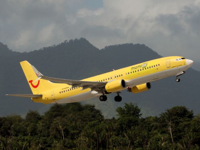 Boeing 737-800 (N748MA)