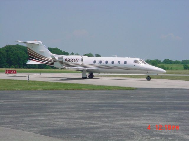 Learjet 31 (N20XP) - Taxiing to rwy 27 for departure on 6/4/10