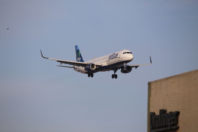 Airbus A321 (N964JT)