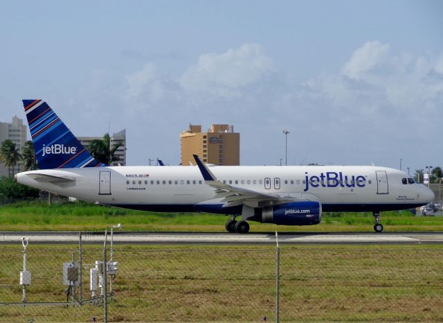 Airbus A320 (N809JB)