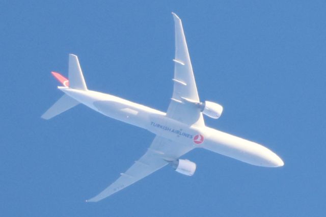 Boeing 777-200 (TC-LJO) - TC-LJO Boeing B-777 3FE ER Turkish Air Lines. De Istanbul IST Vers Wachington IAD Altitude 10973 Mètres. Vitesse 615 KM/H. Survolant la ville de Lavaltrie QC. 07-04-2025 à18:30