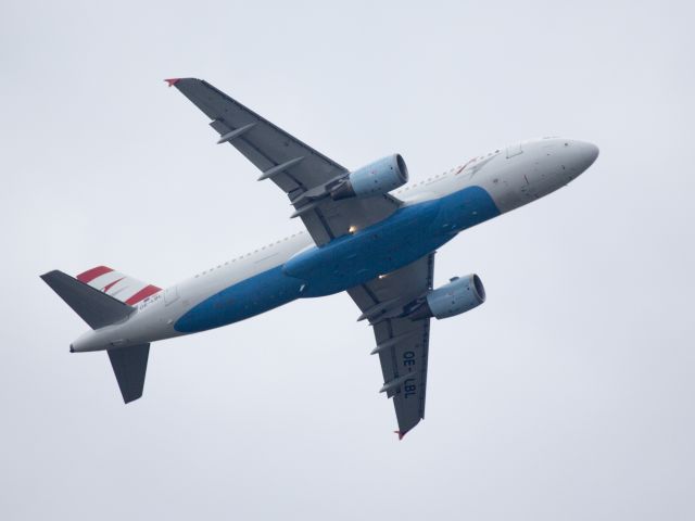 Airbus A320 (OE-LBL) - Noise abatement / climbing turn to the left runway 29 | Vienna, Austria | 20 OCT 2014.