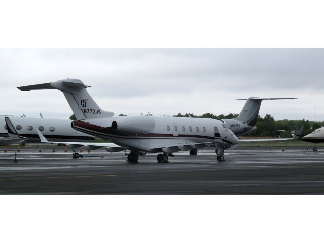 Bombardier Challenger 300 (N772JS)