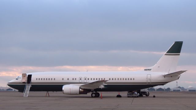 BOEING 737-400 (N37NY) - A lovely B734 on a beautiful December evening. Flying the Knicks in for a game against the Kings.