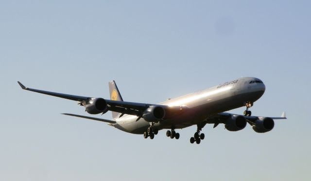 Airbus A340-600 (D-AIHU) - On Finals from Munich(MUC/EDDM)