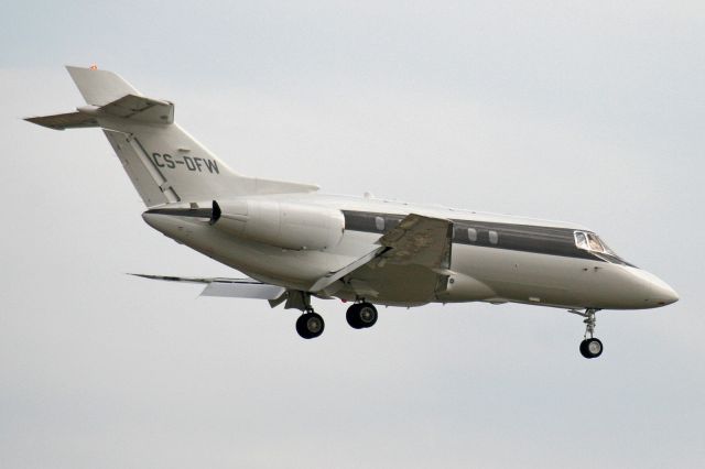 Hawker 800 (CS-DFW)