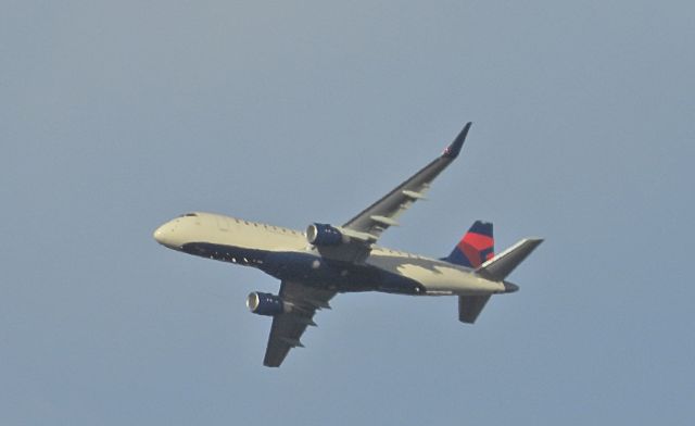 — — - On approach to Reno turning over Carson City. I wrote down a flight number but cannot verify it is correct. i wrote down Skywest but it looks to be a Delta flight.