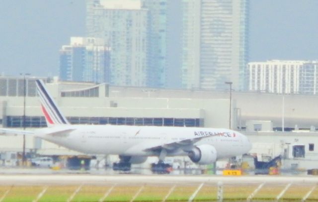 BOEING 777-300ER (F-GZNJ)