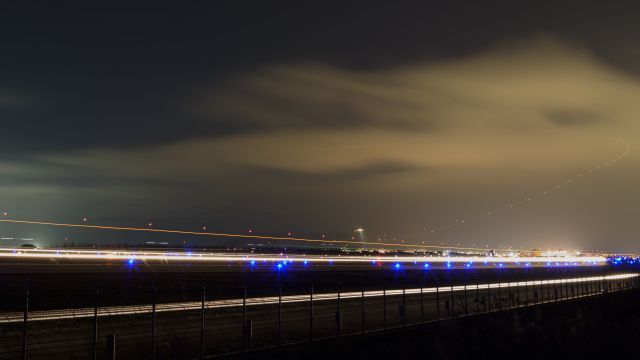 Airbus A321 (B-16206) - Eva Airways / Airbus A321-211br /three pieces of photographs a comparison light; composed it.br /(takeoff of B-16206)br /Dec.12.2015 Hakodate Airport [HKD/RJCH] JAPAN