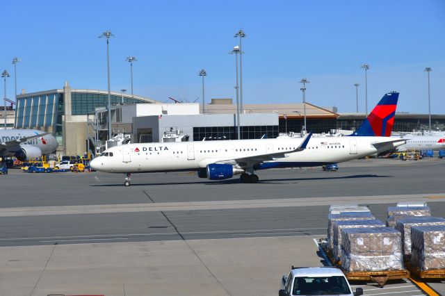 Airbus A321 (N119DN) - Delta Airbus A321-211(WL) N119DN in Boston 