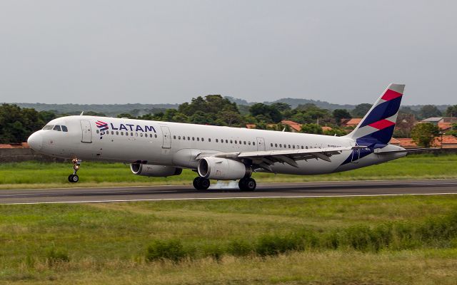 Airbus A321 (PT-MXH)