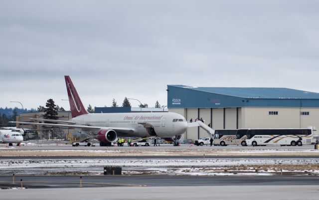 BOEING 767-300 (N477AX)