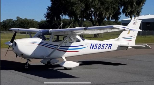 Cessna Skyhawk (N5857R)