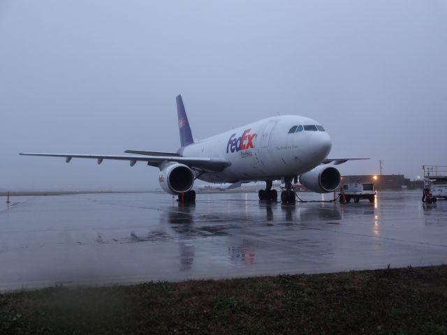 Airbus A300F4-600 — - Full shot of George! :D