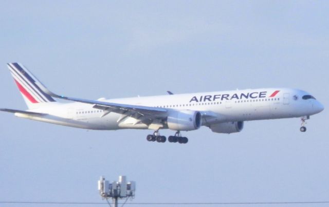 Airbus A350-900 (F-HTYO) - An AirFrance A350-941 "Arriving from Paris,Charles de Gaulle{Roissy}(CDG/LFPG)