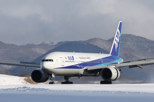 Boeing 777-200 (JA705A) - 10 January 2016:HND-HKD.