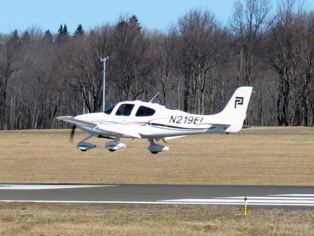 Cirrus SR-20 (N219EL) - A perfect landing on runway 34 under gusting wind conditions.