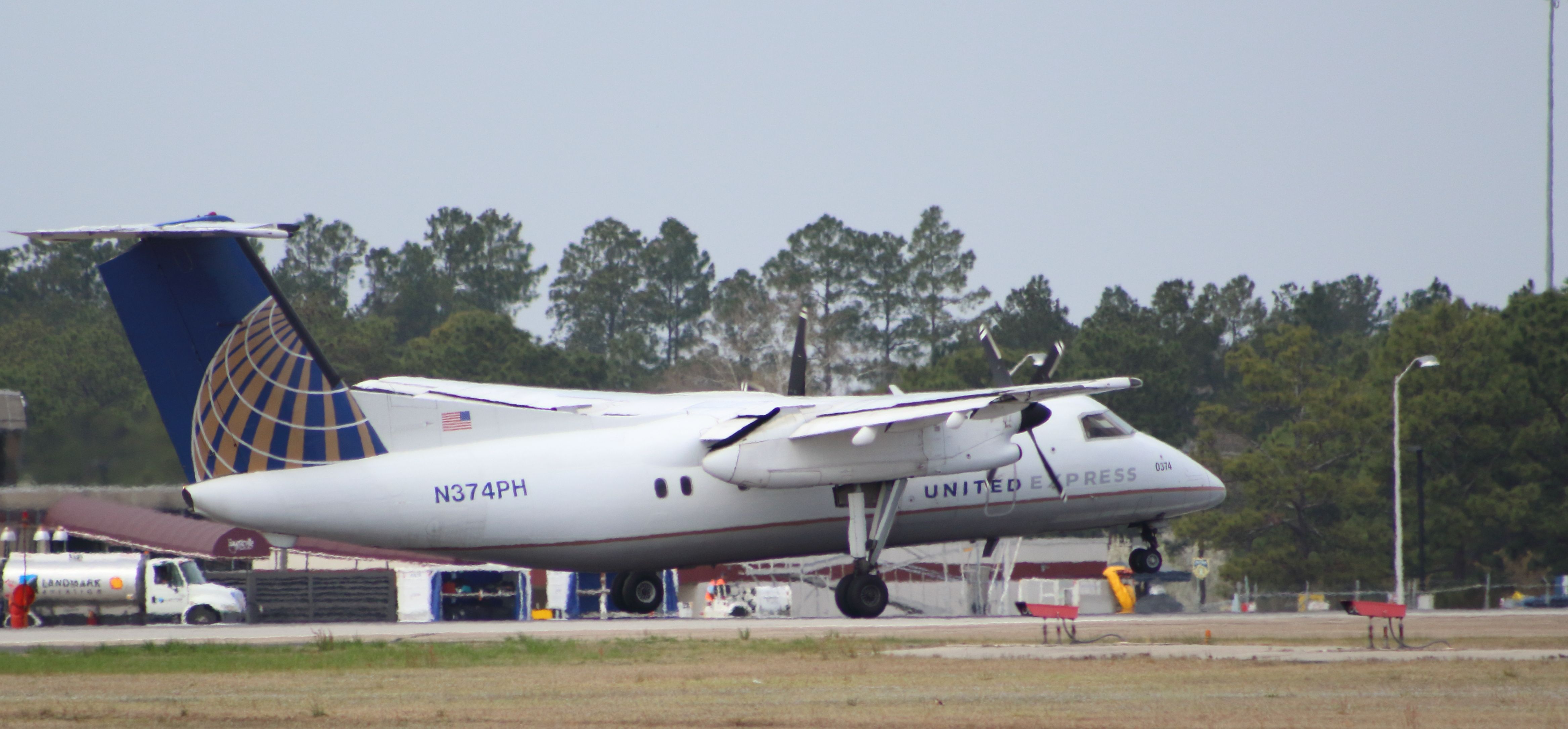 de Havilland Dash 8-200 (N374PH)