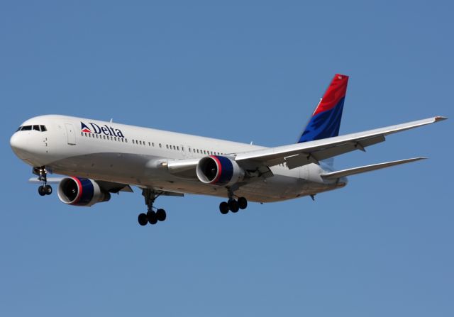 BOEING 767-300 (N195DN)