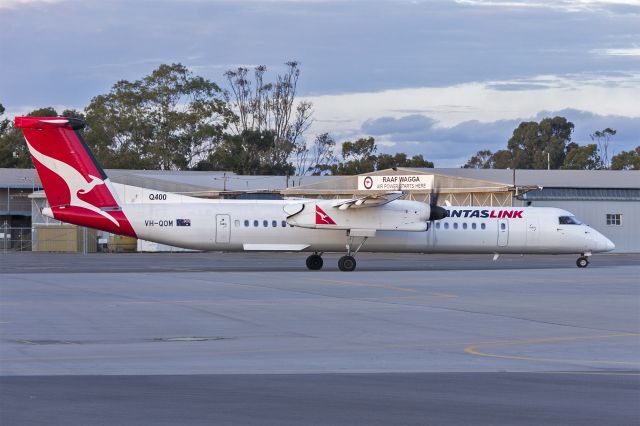 de Havilland Dash 8-400 (VH-QOM) - QantasLink (VH-QOM) Bombardier DHC-8-402Q taxiing at Wagga Wagga Airport.