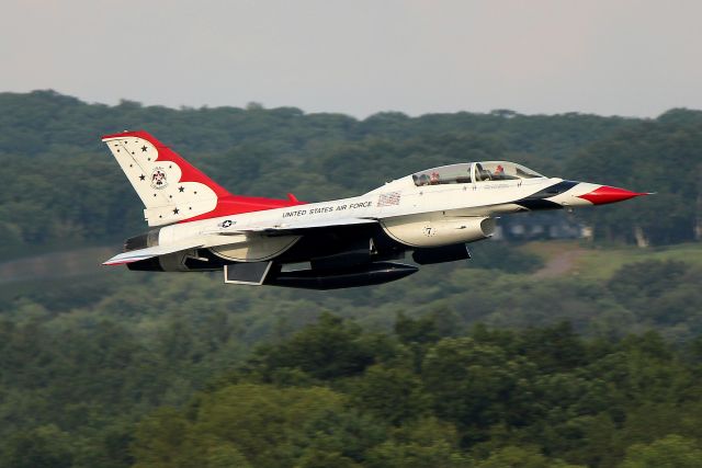 Lockheed F-16 Fighting Falcon (92-3896) - Thunderbird #7 heading out on a media flight