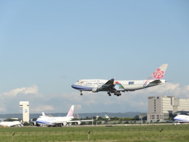 Boeing 747-200 (B-18203)