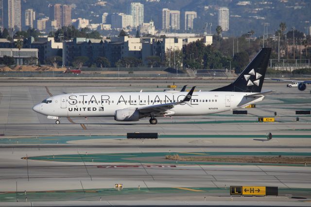 Boeing 737-800 (N76516)