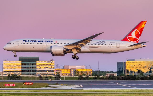 Boeing 787-9 Dreamliner (TC-LLH) - My first Turkish B787-9 landing on runway 06L with the sun low on the horizon