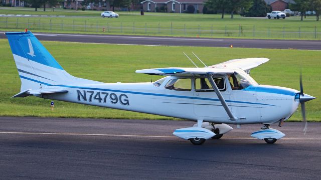 Cessna Skyhawk (N7479G) - Lebanon, Tennessee -- N7479G warming up for a runway 19 departure into the sunset.