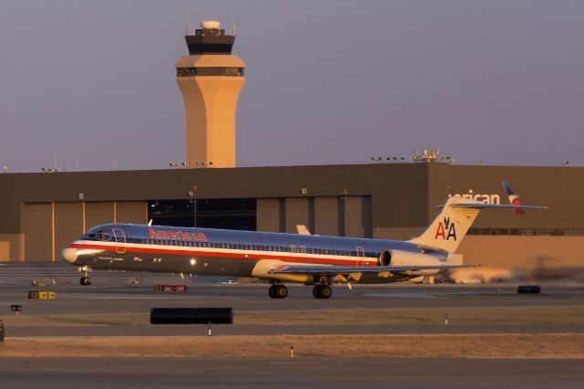 McDonnell Douglas MD-83 (N436AA)